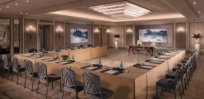 Hotel outdoor event area – AVLC+ large-scale sound and lighting system integration