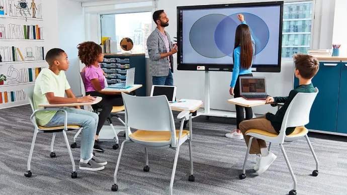 Modern classroom with students – AVLC+ interactive learning and audiovisual integration